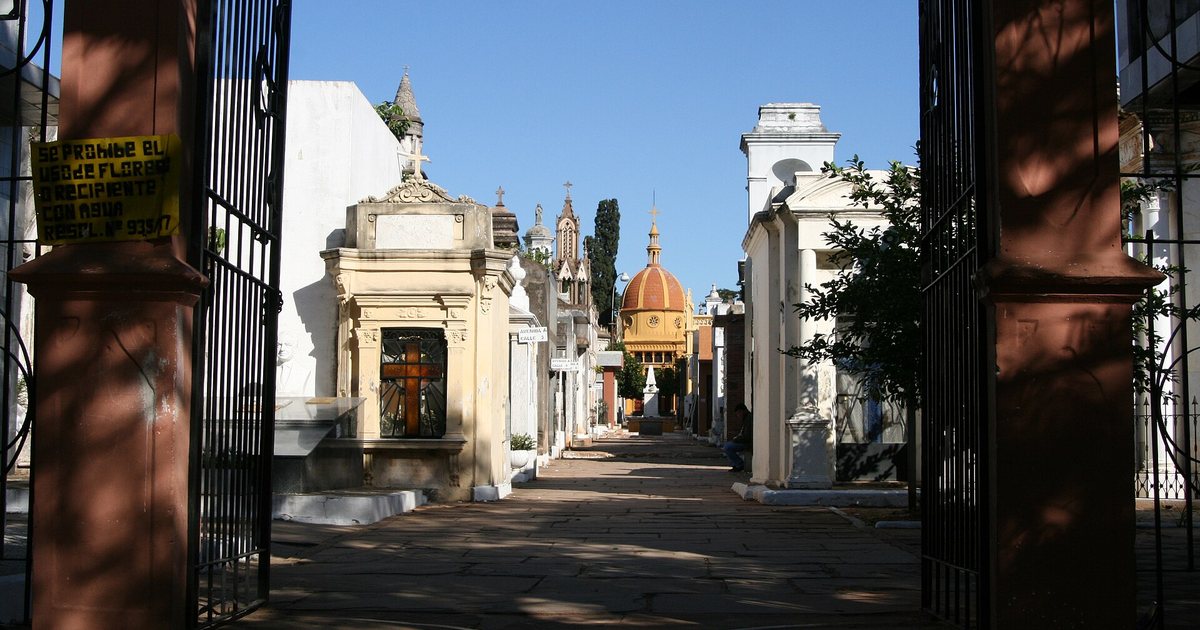 Portón de entrada del Cementerio de la Recoleta, en Asunción, con un cartel que prohíbe los floreros con agua