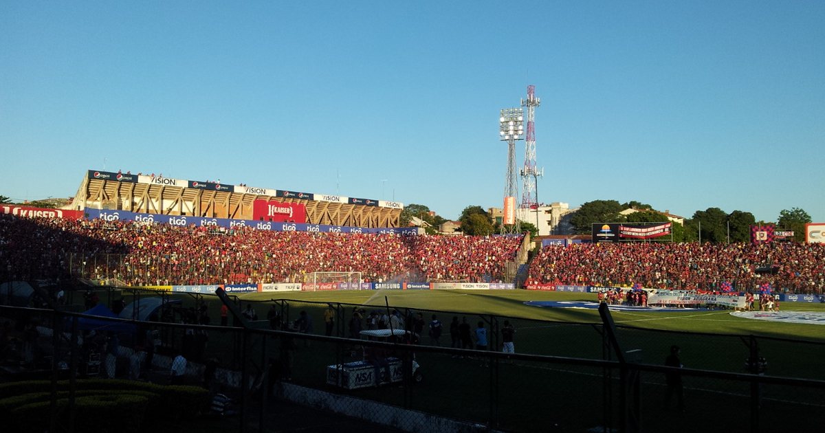 Tribunas llenas durante un partido de Cerro Porteño en Asunción, vistas desde la platea