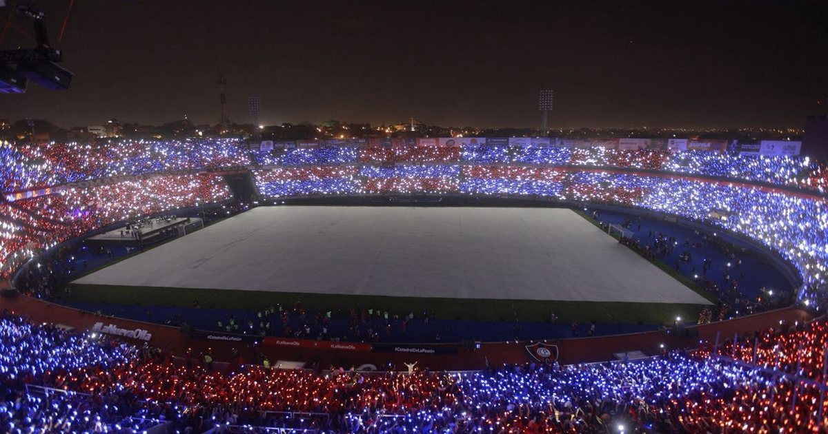 La hinchada de Cerro Porteño con luces azules y rojas en La Nueva Olla, su estadio del barrio Obrero de Asunción