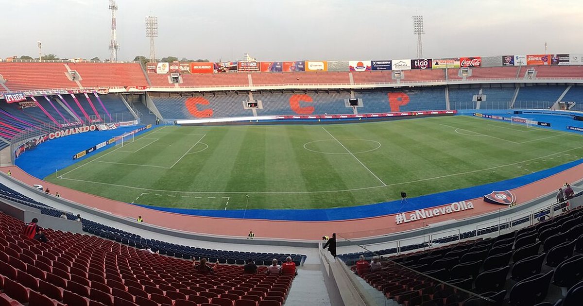 Vista panorámica de las tribunas y la cancha del estadio La Nueva Olla, de Cerro Porteño, en Barrio Obrero, Asunción