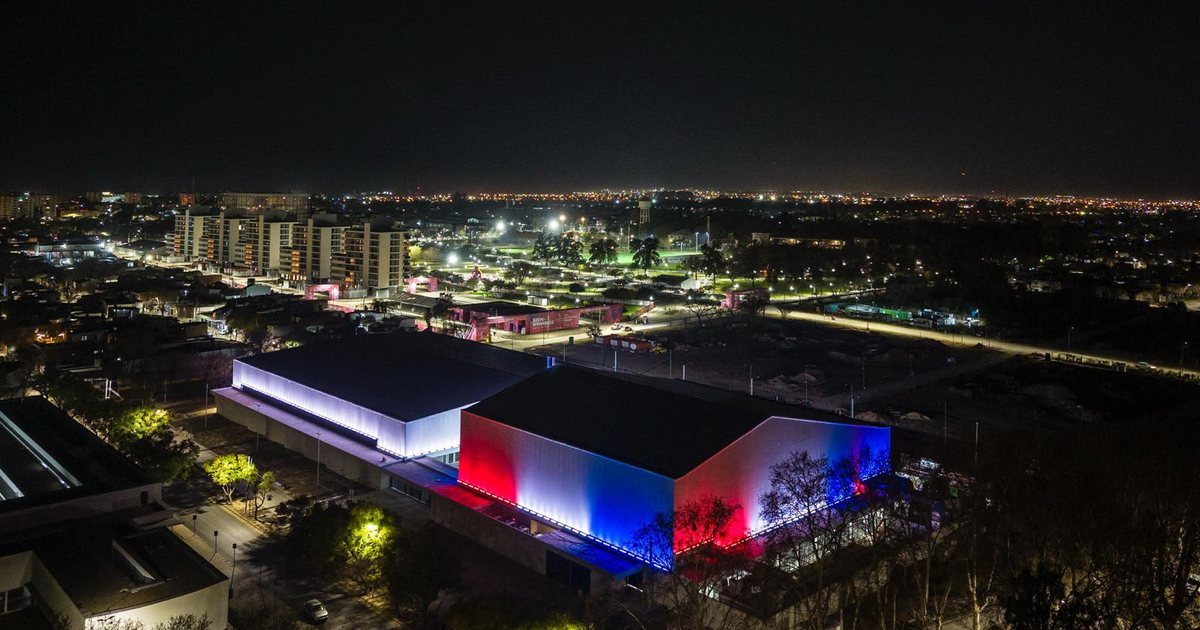 Vista nocturna del estadio Invencible Santa Fe, sede de la Liga Evolución de futsal, en la ciudad de Santa Fe