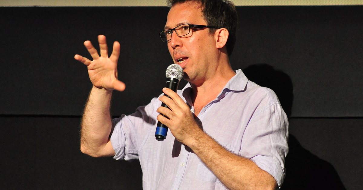 El director paraguayo Marcelo Martinessi presenta una de sus películas ante el público