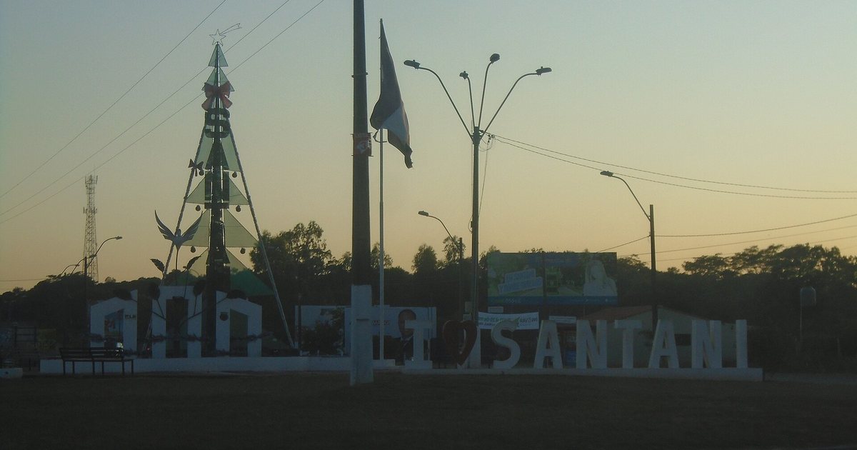 Letras con el nombre de Santaní en el acceso a San Estanislao por la ruta 3, al atardecer