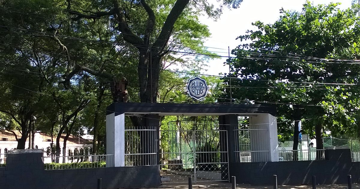 Portón de acceso a la sede del Club Olimpia, en Asunción