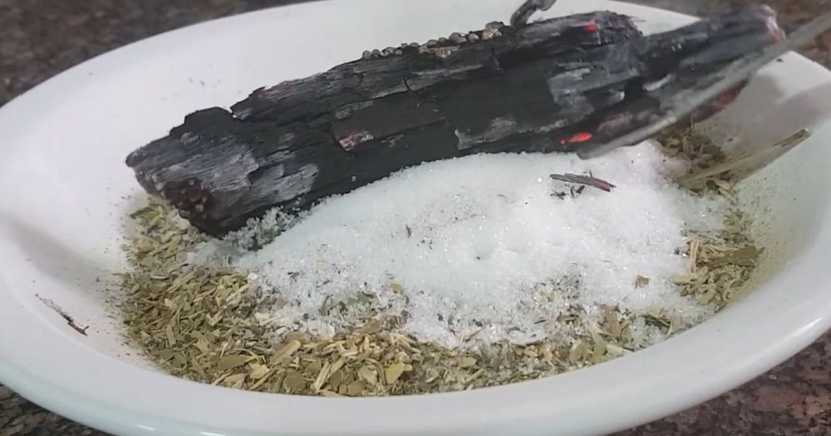 Yerba mate y azúcar con una brasa encendida en un plato, el paso tradicional para preparar el cocido quemado