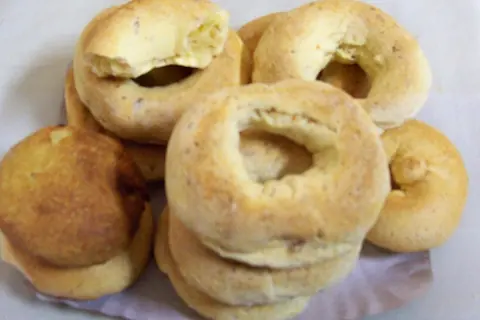 Chipas paraguayas en forma de argolla, recién horneadas, sobre una mesa