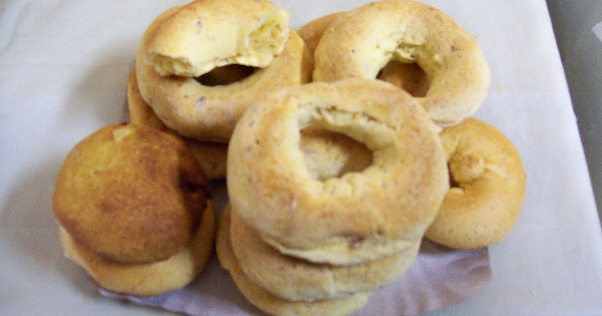 Chipas paraguayas en forma de argolla, recién horneadas, sobre una mesa