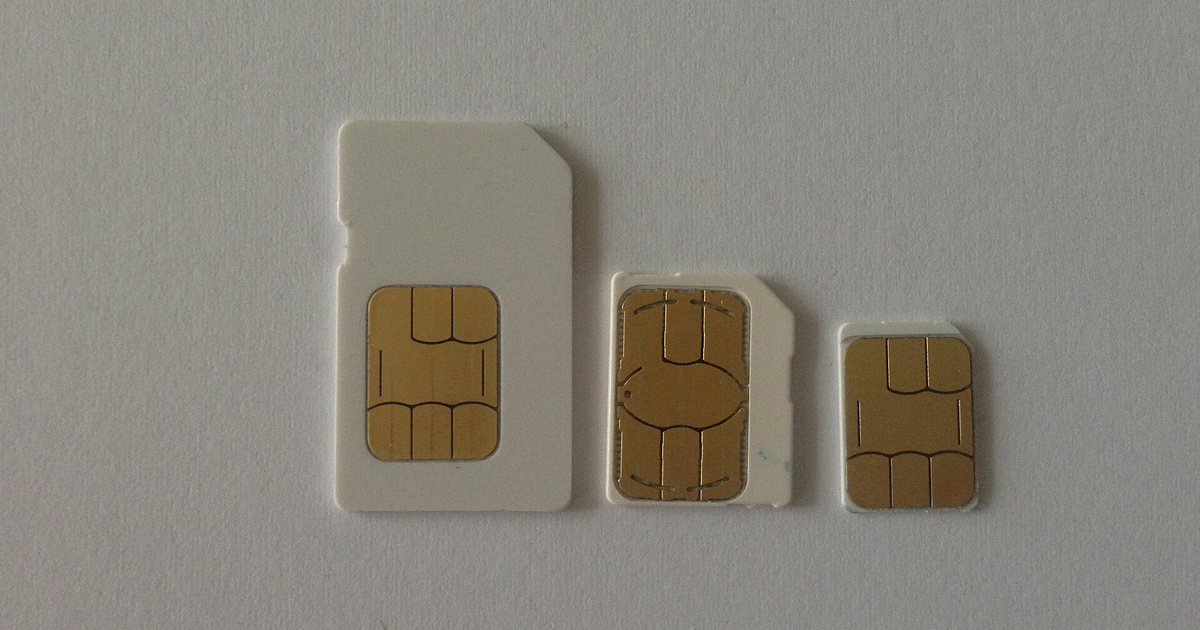 Tres chips de celular, de mayor a menor: mini SIM, micro SIM y nano SIM, sobre un fondo blanco
