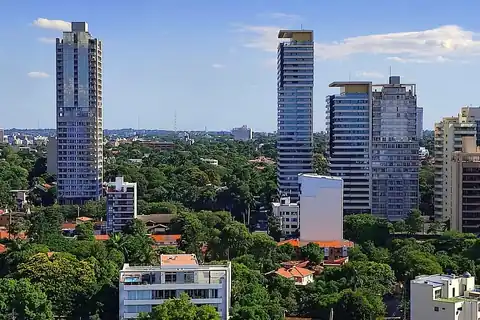 Torres y edificios de departamentos en un barrio residencial de Asunción, en marzo de 2024