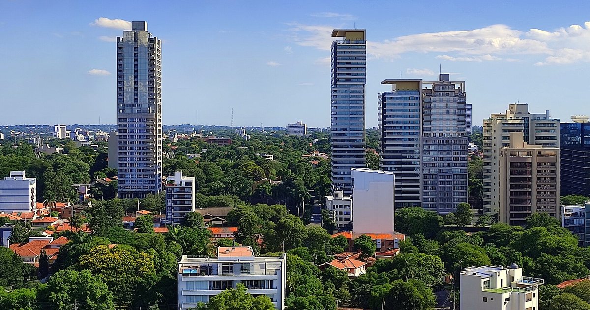 Torres y edificios de departamentos en un barrio residencial de Asunción, en marzo de 2024
