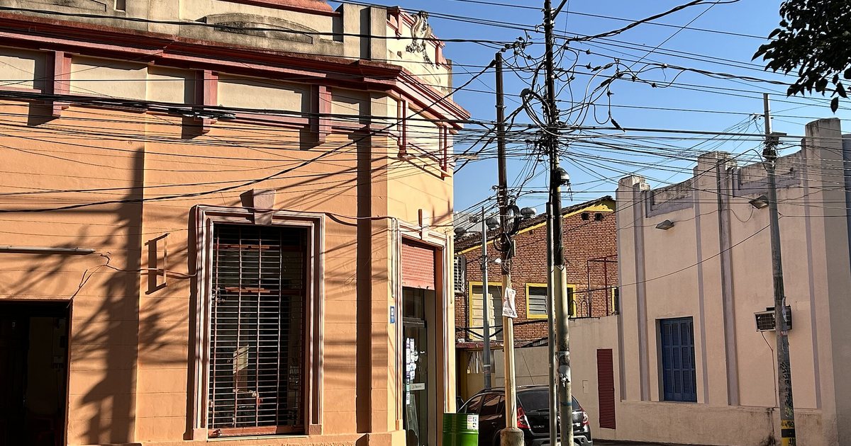 Esquina con casas antiguas en una calle de la ciudad de Concepción