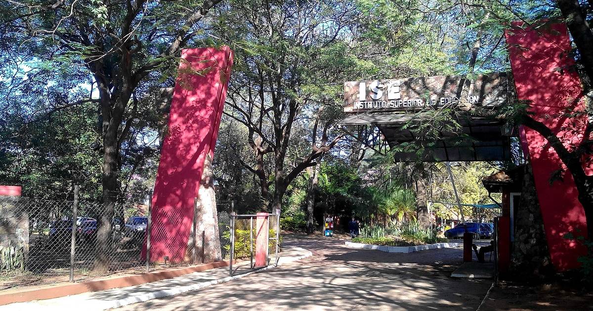 Portal de entrada del Instituto Superior de Educación, en Asunción