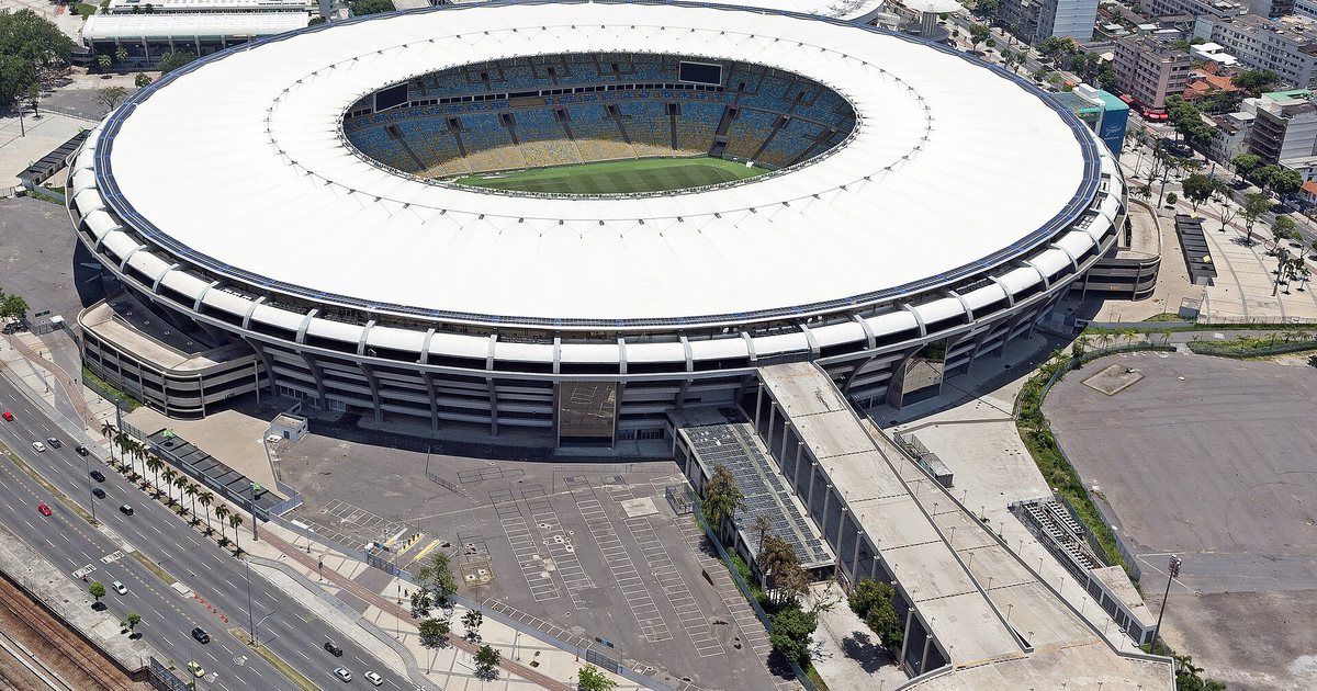 Vista aérea del estadio Maracanã, en Río de Janeiro, con su techo blanco y el campo de juego