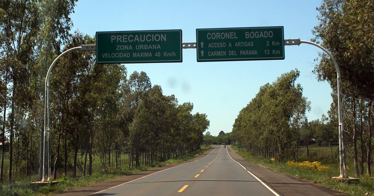 Carteles de zona urbana y velocidad máxima de 40 km/h en el acceso a Coronel Bogado, Itapúa
