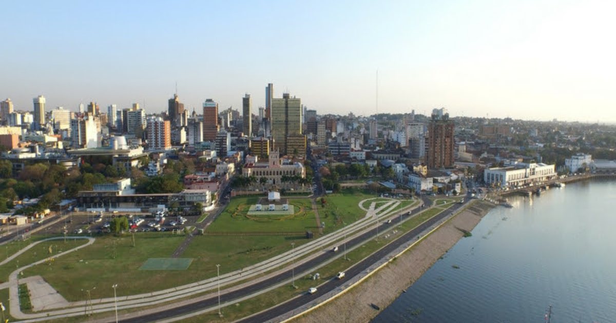 Vista aérea de la avenida Costanera y la bahía de Asunción, con el Palacio de López al fondo