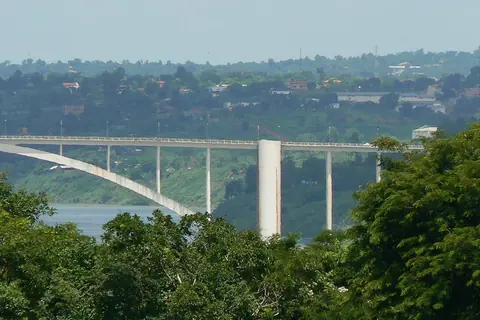 Puente de la Amistad sobre el río Paraná, entre Ciudad del Este y Foz de Iguazú