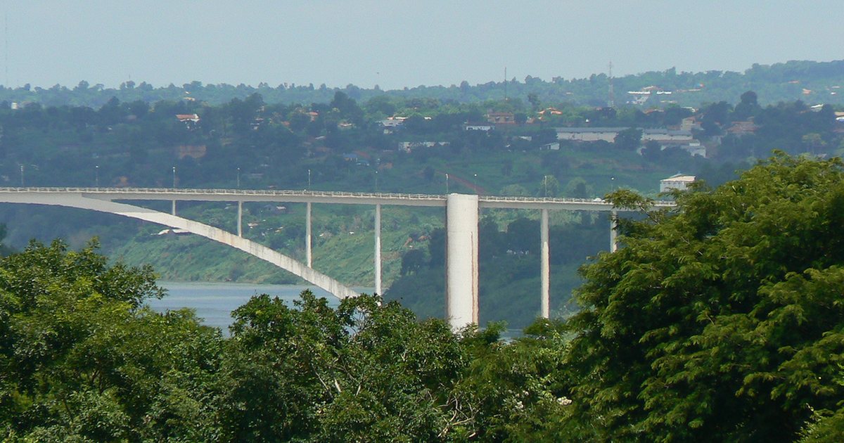 Puente de la Amistad sobre el río Paraná, entre Ciudad del Este y Foz de Iguazú