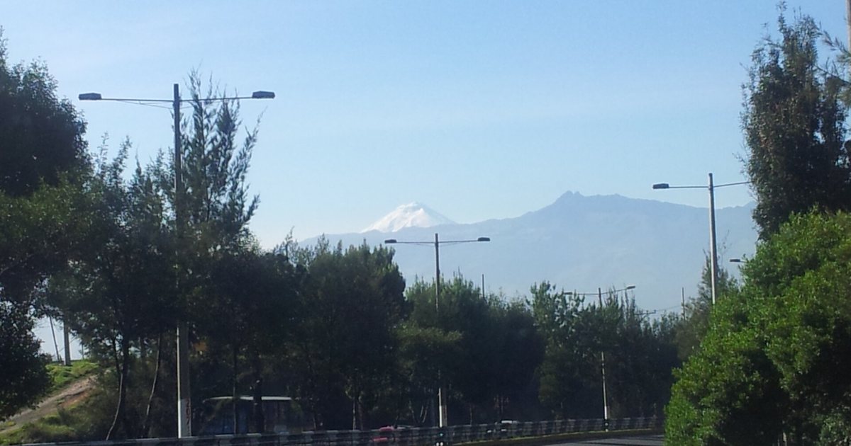 Una avenida del valle de Los Chillos, la zona de Sangolquí donde está el estadio de Independiente del Valle; al fondo, los volcanes Cotopaxi y Pasochoa