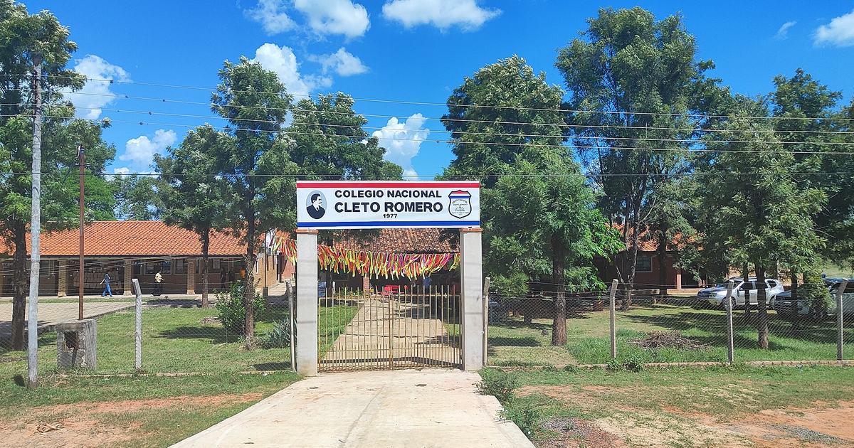 Entrada de un colegio nacional público en Cleto Romero, distrito de Carayaó, Caaguazú