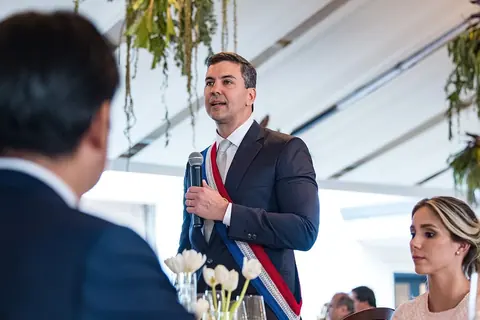 Santiago Peña, con la banda presidencial, habla en un acto de agosto de 2023 en Paraguay
