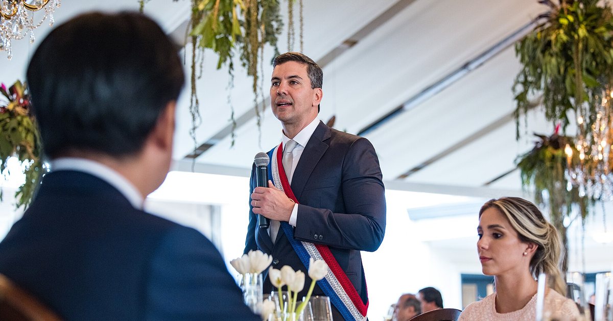 Santiago Peña, con la banda presidencial, habla en un acto de agosto de 2023 en Paraguay