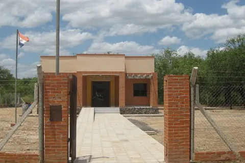 Foto: gomezminck / Wikimedia Commons · CC BY-SA 3.0 Juzgado de Paz en Presidente Hayes, en el Chaco paraguayo, con la bandera nacional en el mástil