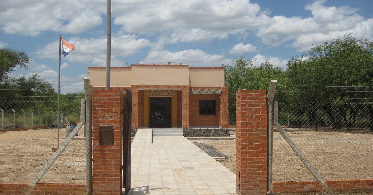 Juzgado de Paz en Presidente Hayes, en el Chaco paraguayo, con la bandera nacional en el mástil