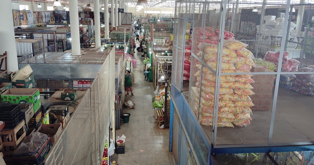 Pasillos y puestos del Bloque C del Mercado de Abasto de Asunción, vistos desde arriba