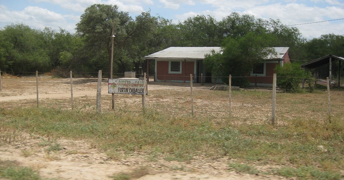 Puesto de salud de Fortín Caballero, en el Chaco paraguayo, con su cartel frente al alambrado