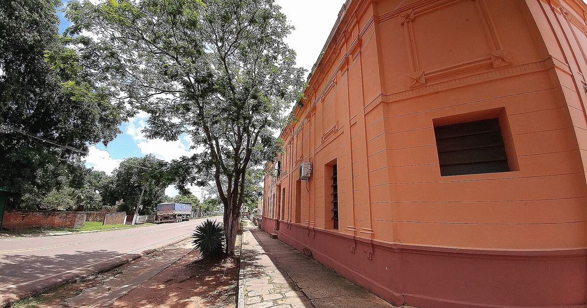 Fachada lateral del edificio del hospital de San Salvador, en el interior de Paraguay