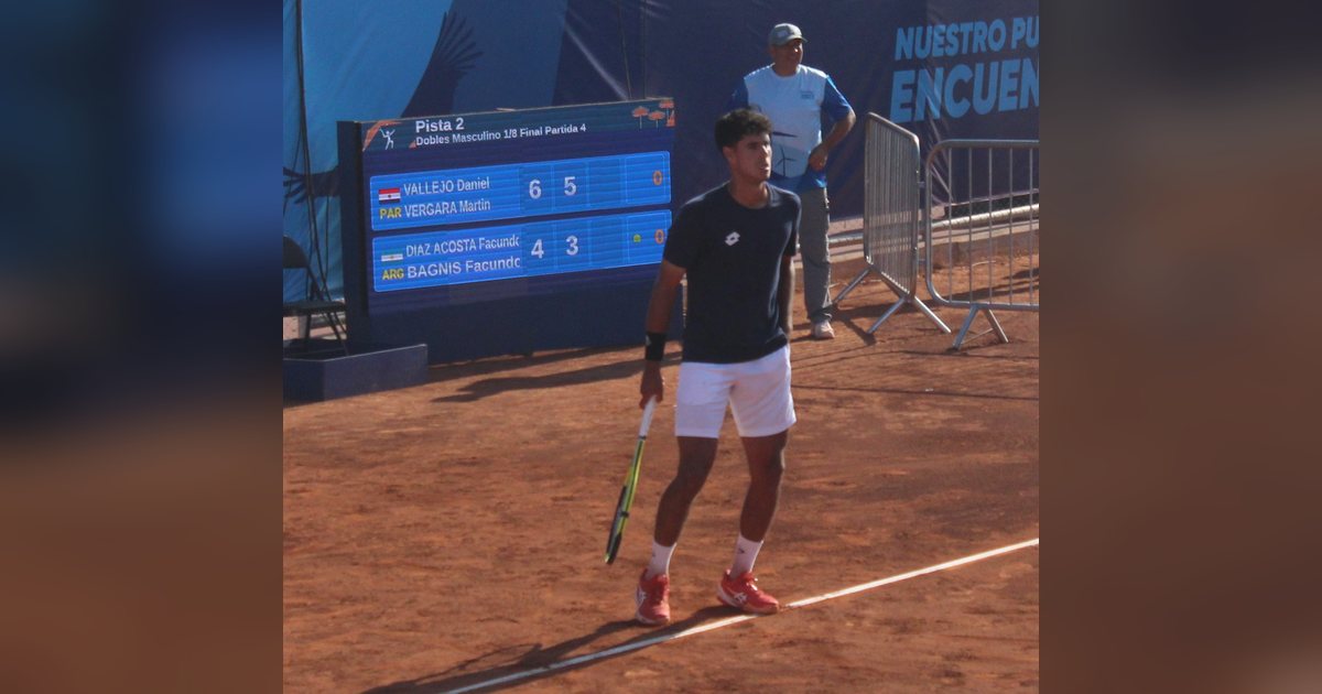 El tenista paraguayo Daniel Vallejo, en una cancha de polvo de ladrillo durante un partido de dobles de los Juegos Panamericanos de 2023