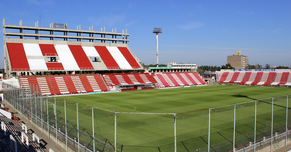 Tribunas vacías y cancha del estadio 15 de Abril, en Santa Fe