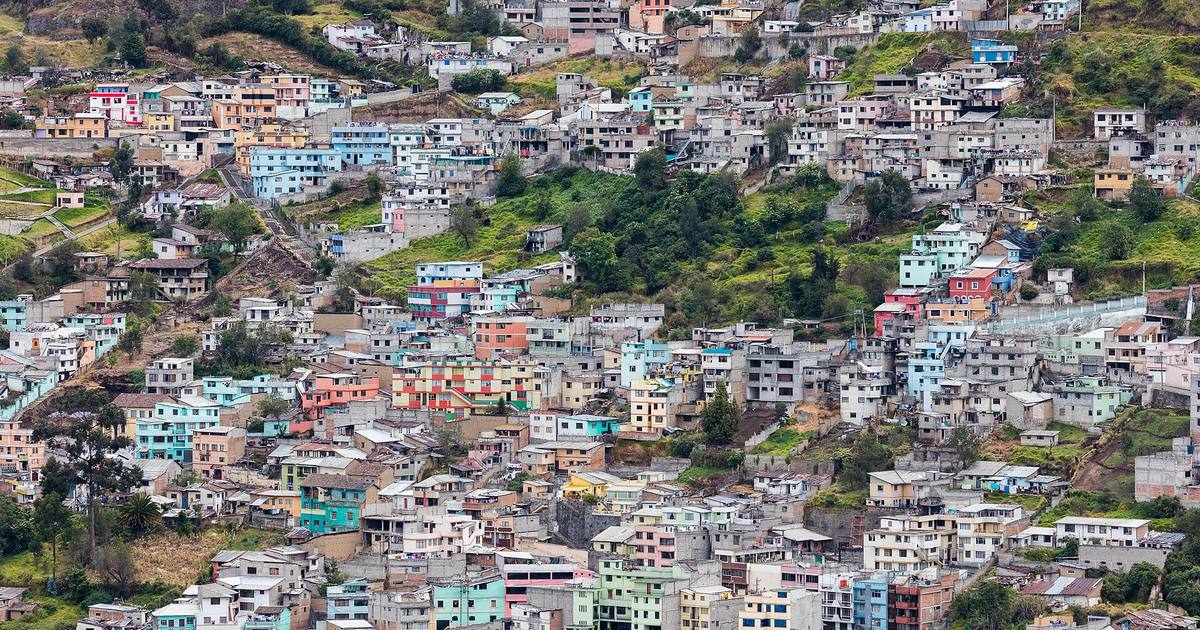 Barrios en las laderas de Quito, Ecuador, vistos desde El Panecillo