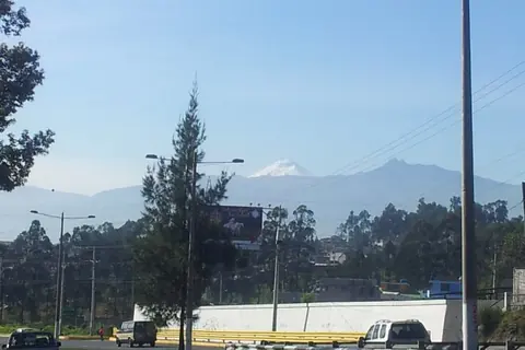 Una avenida del valle de Los Chillos, cerca de Sangolquí, donde está el estadio en el que Olimpia enfrenta a Deportivo Cali; al fondo, el volcán Cotopaxi