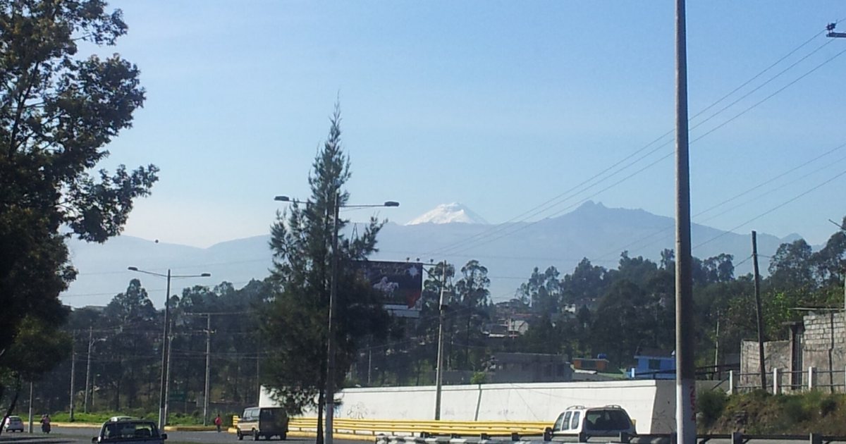 Una avenida del valle de Los Chillos, cerca de Sangolquí, donde está el estadio en el que Olimpia enfrenta a Deportivo Cali; al fondo, el volcán Cotopaxi