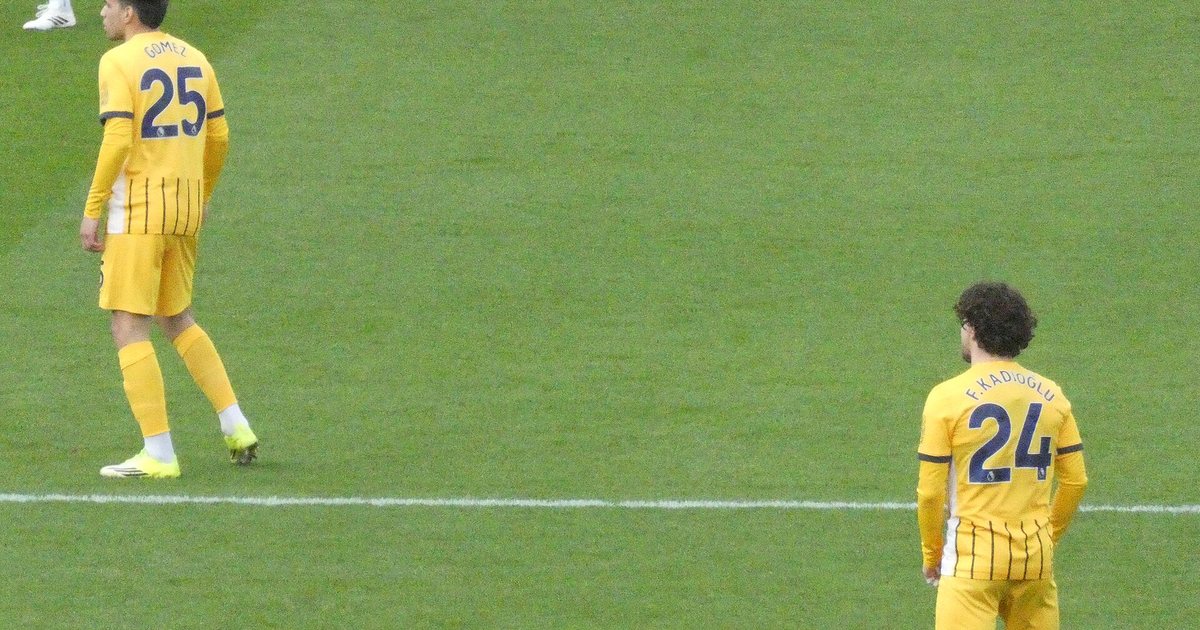 Diego Gómez, con la camiseta 25 del Brighton, en un partido de la Premier League