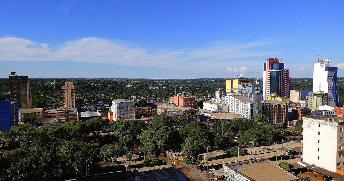Vista del centro de Ciudad del Este, en Alto Paraná, con sus edificios y la arboleda