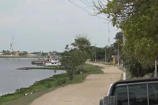 Camino de tierra junto al río Paraguay en Carmelo Peralta, Alto Paraguay