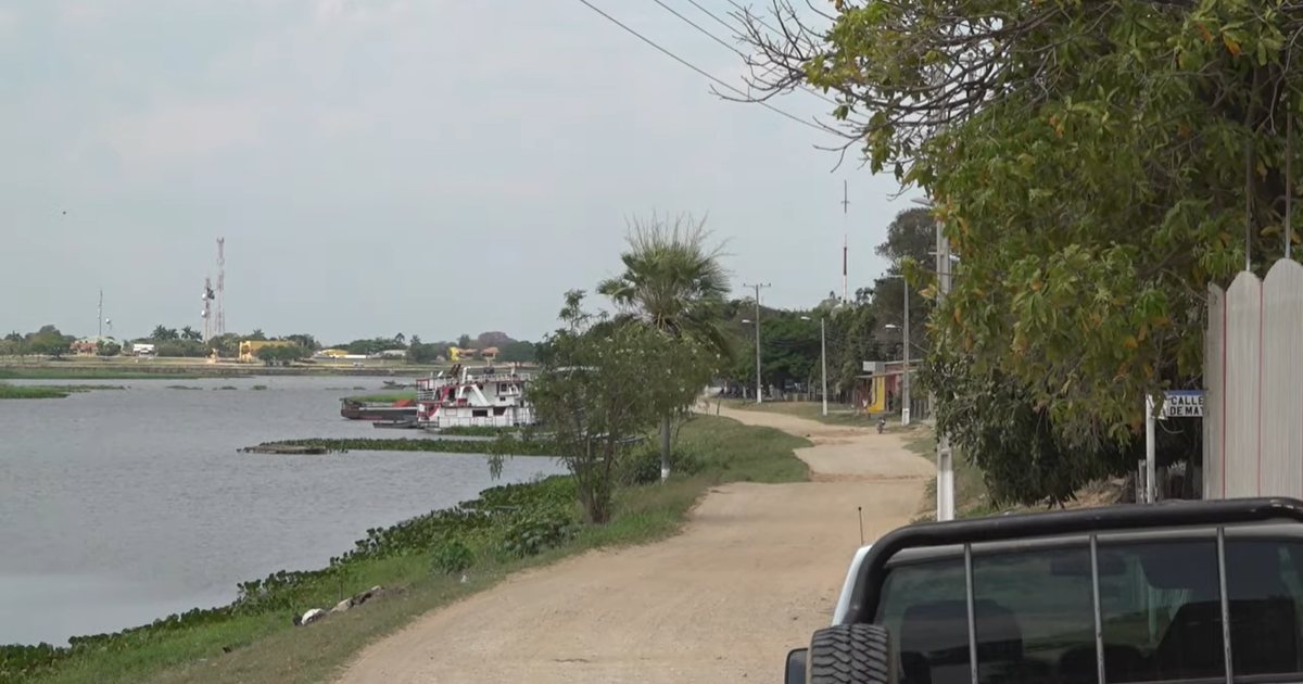 Camino de tierra junto al río Paraguay en Carmelo Peralta, Alto Paraguay