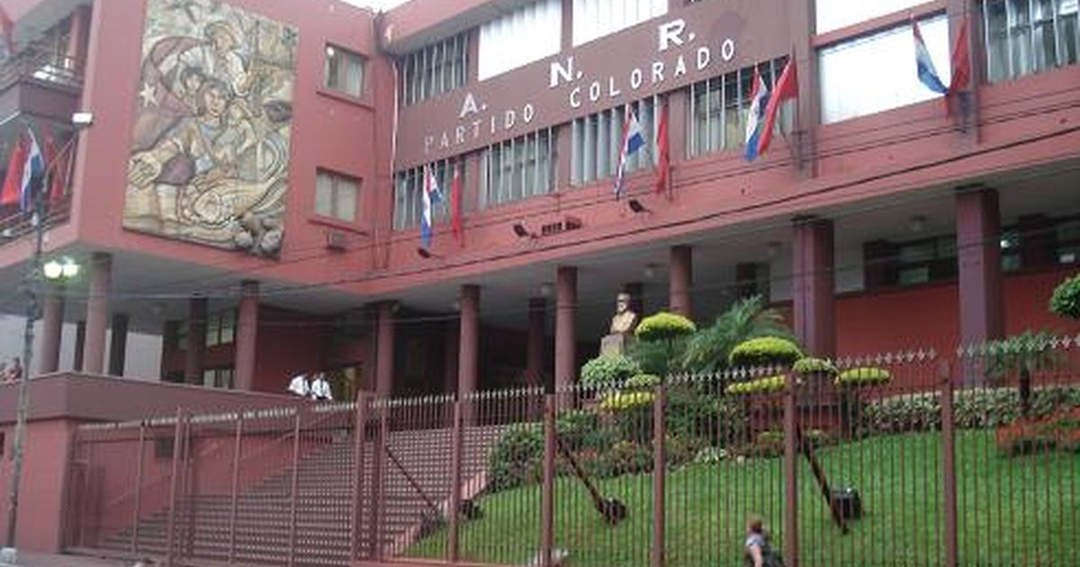 Fachada de la sede del Partido Colorado (ANR) en Asunción