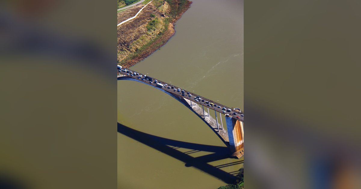 Vista aérea del Puente de la Amistad sobre el río Paraná, en Ciudad del Este, con autos y ómnibus en fila para cruzar