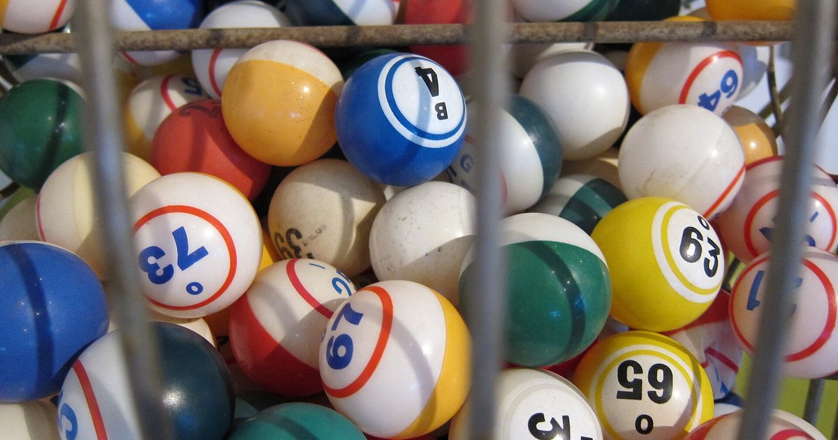 Bolillas numeradas de bingo dentro de un bolillero