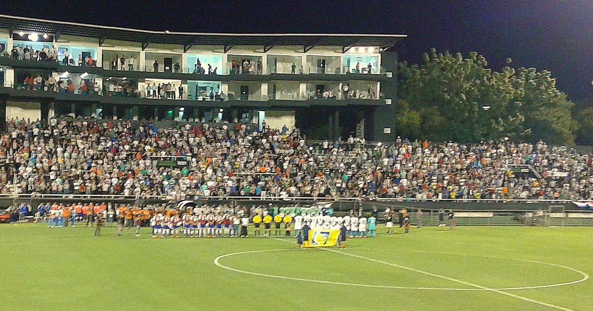 Las selecciones de Paraguay y Honduras formadas en la cancha antes de un amistoso en el estadio Manuel Ferreira, en Asunción, con las tribunas llenas