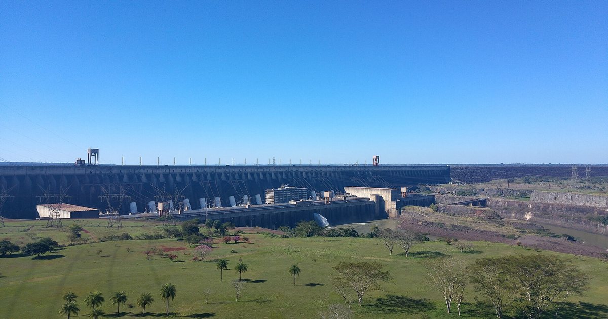 Represa de Itaipú sobre el río Paraná