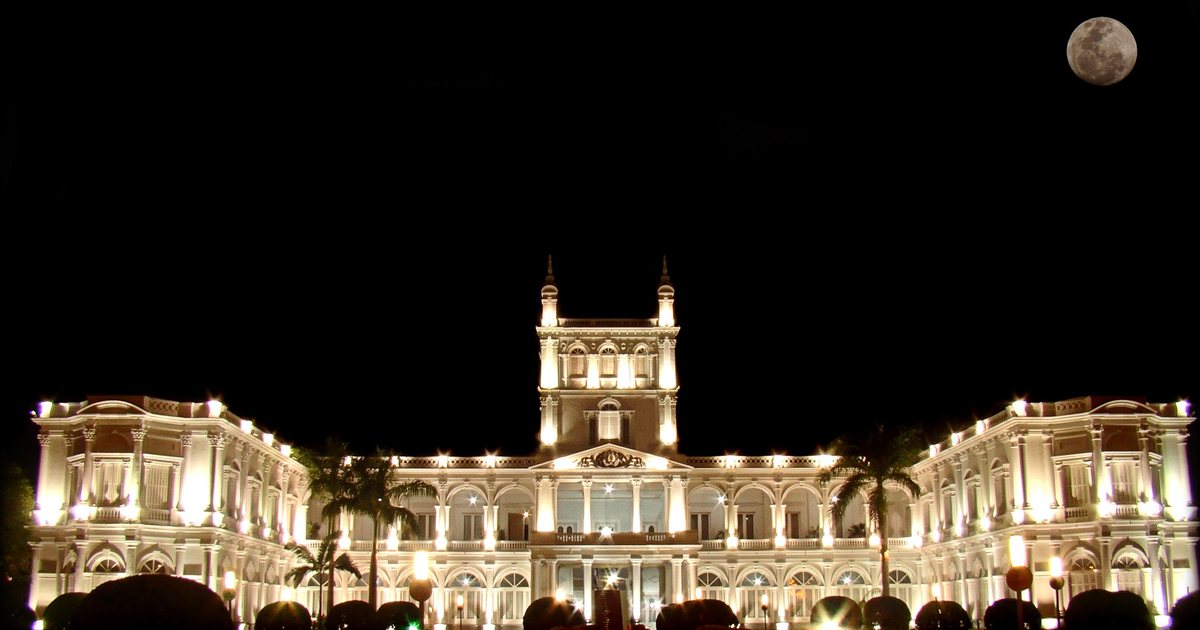 Palacio de López, sede de la Presidencia de la República, iluminado de noche en Asunción
