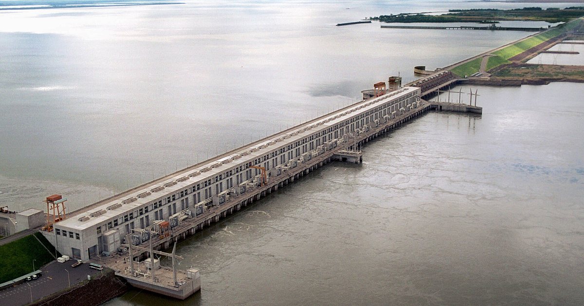 La central hidroeléctrica Yacyretá sobre el río Paraná, vista desde la margen paraguaya