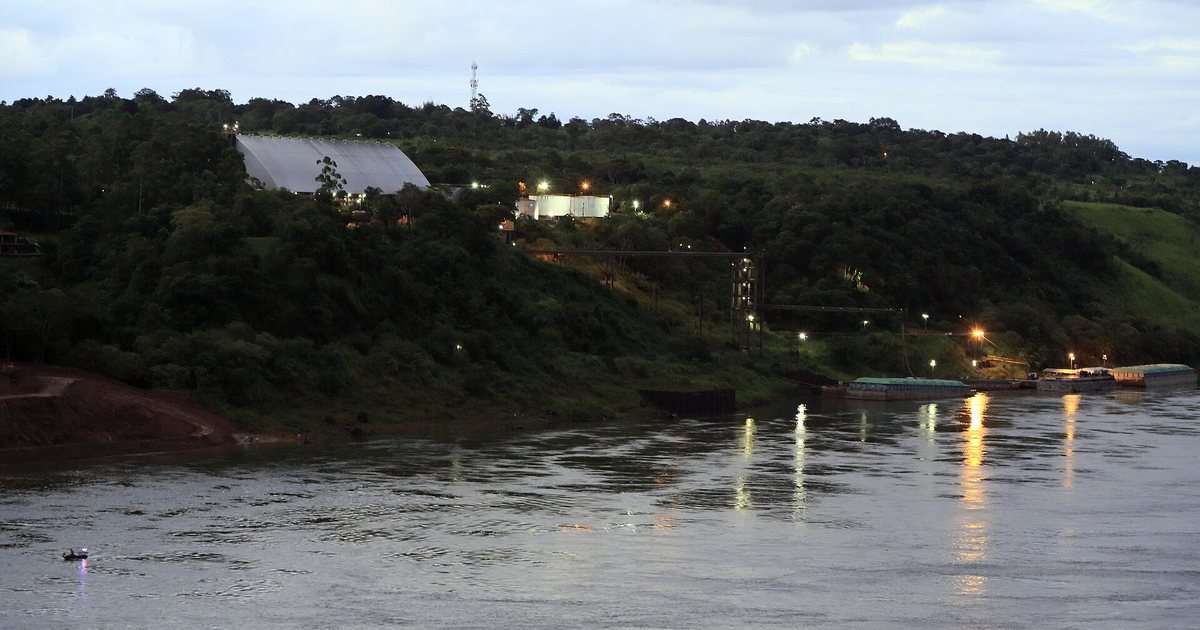 El río Paraná y la costa paraguaya al sur de Ciudad del Este, cerca de la desembocadura del río Iguazú