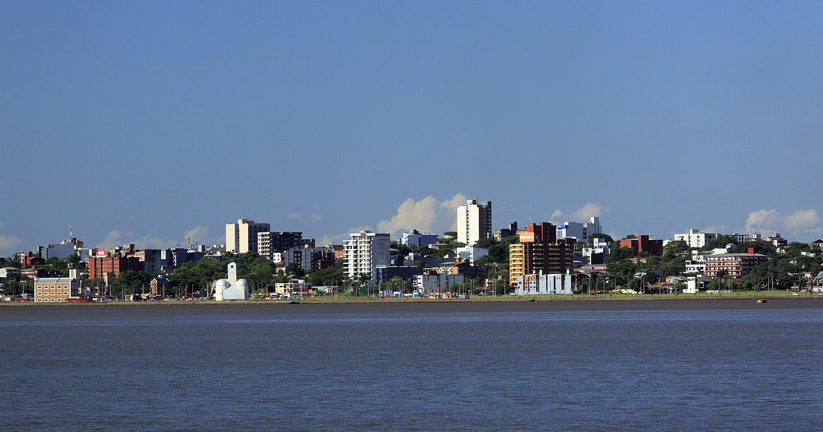 La ciudad de Encarnación, en Itapúa, frente al río Paraná