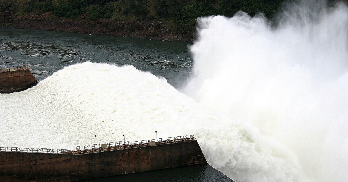 Descarga del vertedero de Itaipú sobre el río Paraná, en Hernandarias, Alto Paraná