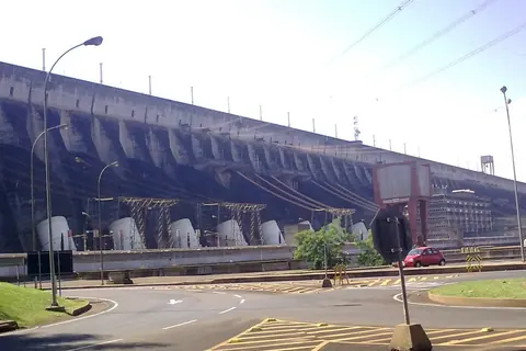 Foto: Rodney Damián / Wikimedia Commons · CC BY-SA 3.0 La represa de Itaipú, sobre el río Paraná, vista desde el camino de acceso a la central